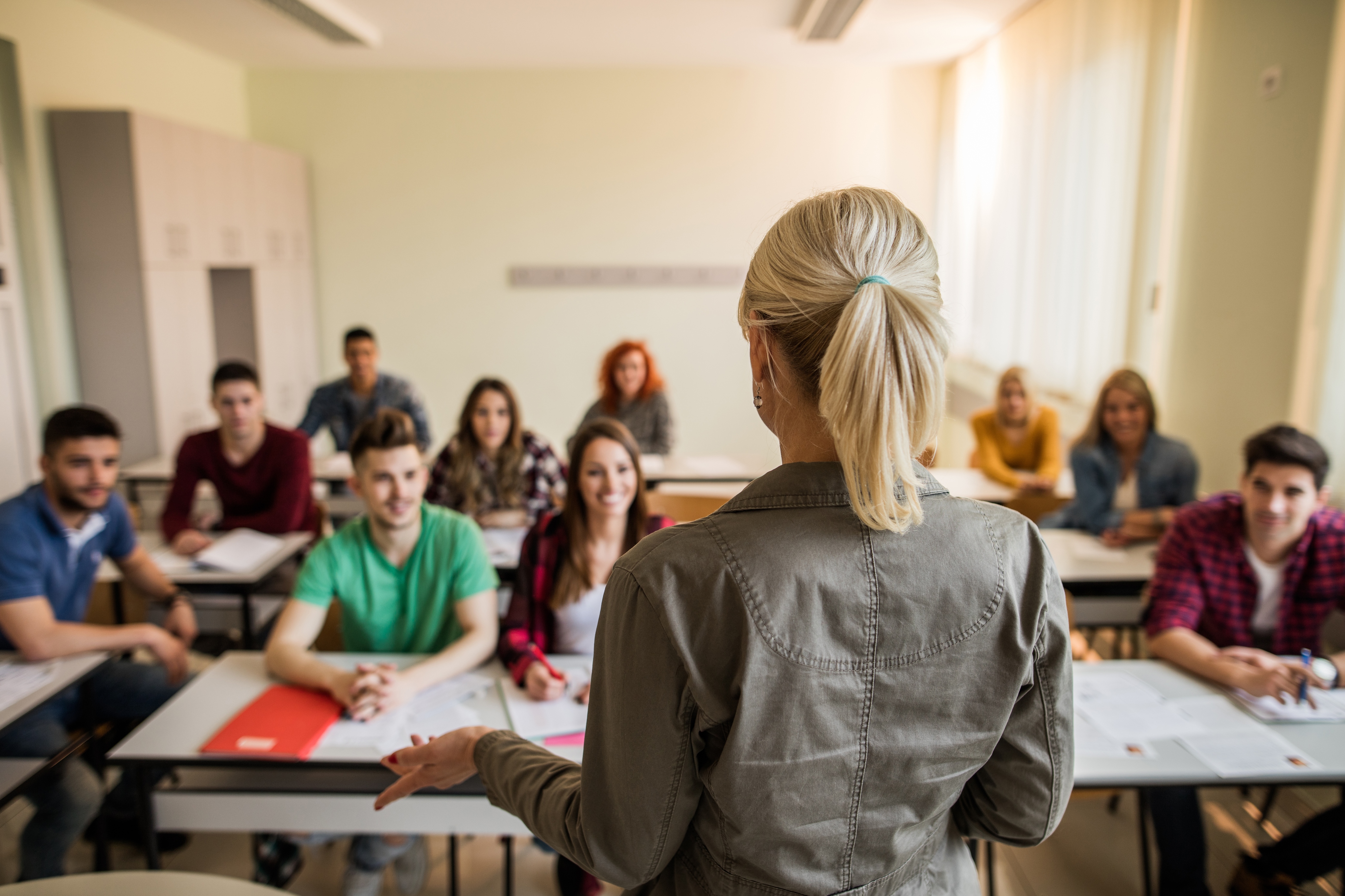 Reflection class. Лекция в университете. Аудитория в университете. Педагог. Студенты в аудитории.