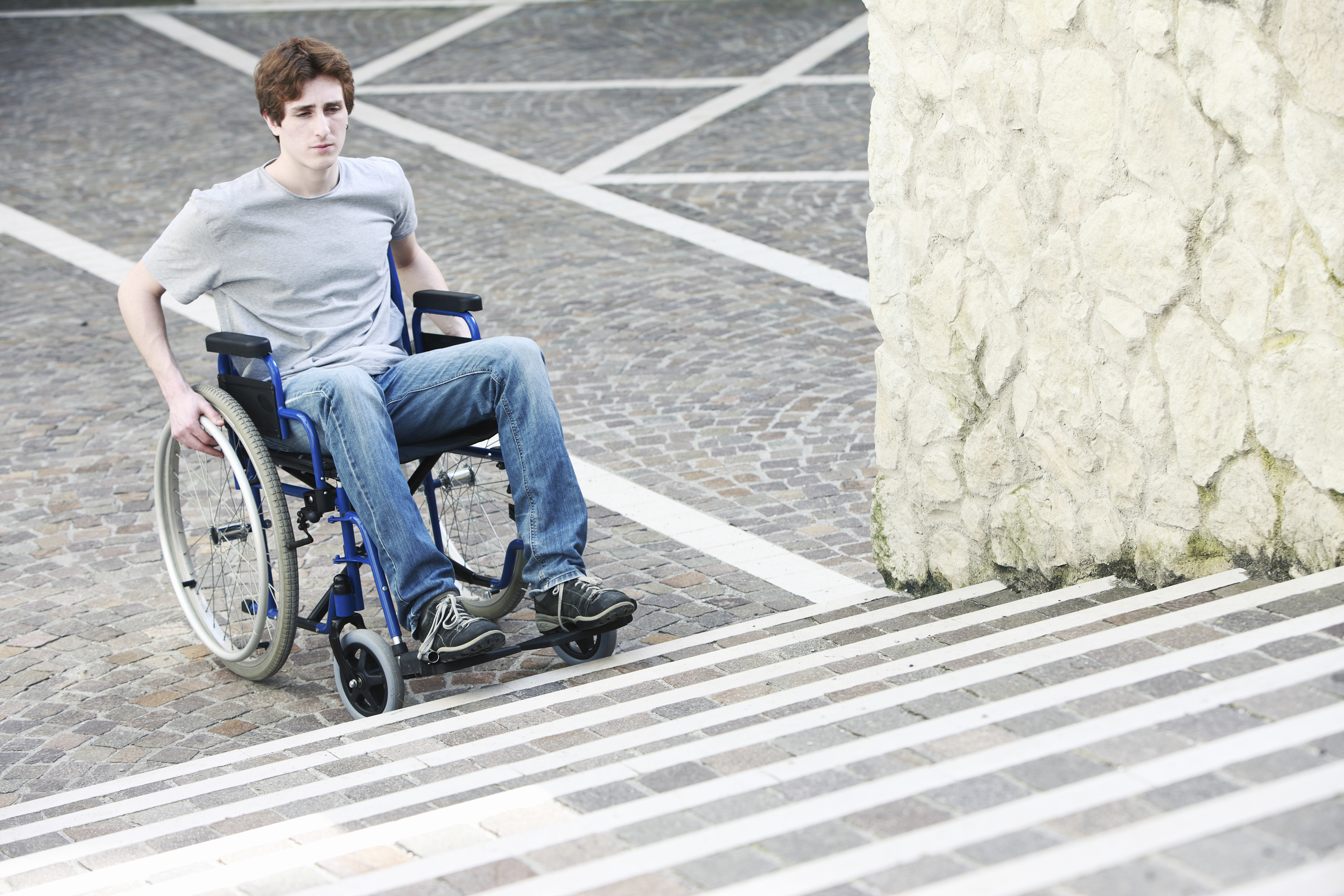 Обидел инвалида. Человек в инвалидной коляске. Человек на коляске. Коляска для инвалидов. Красивый мужчина в инвалидной коляске.